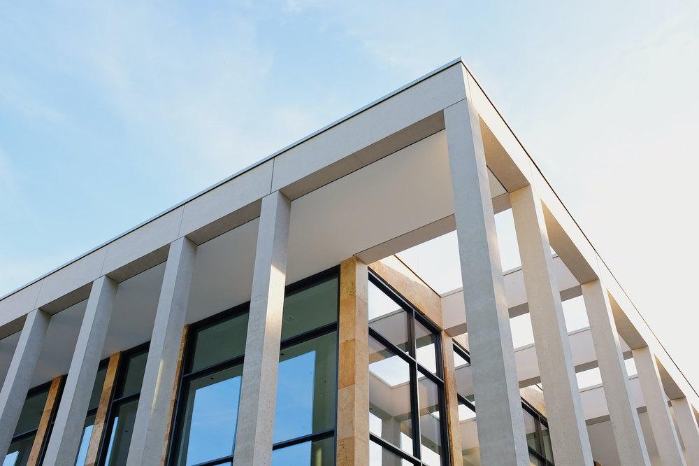 Moderne Fassade aus der Froschperspektive