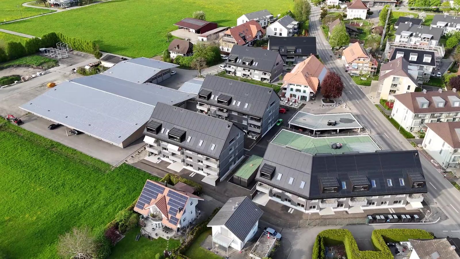 Luftaufnahme eines Quartiers mit Wohn- und Gewerbebauten